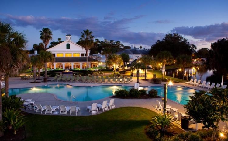 An evening view of the Plantation on Crystal River and the lagoon-style pool.